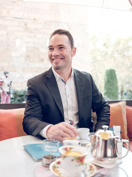Empreendedor Masculino Alegre Bem Vestido Sentado Mesa Com Xícara Café — Fotografia de Stock