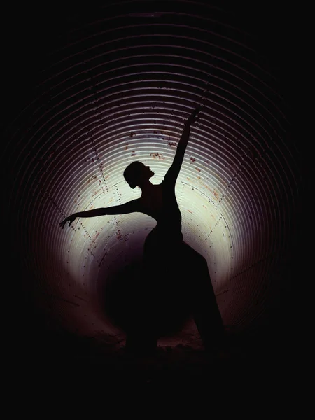 Silueta Mujer Sin Rostro Bailando Con Los Brazos Levantados Oscuro —  Fotos de Stock