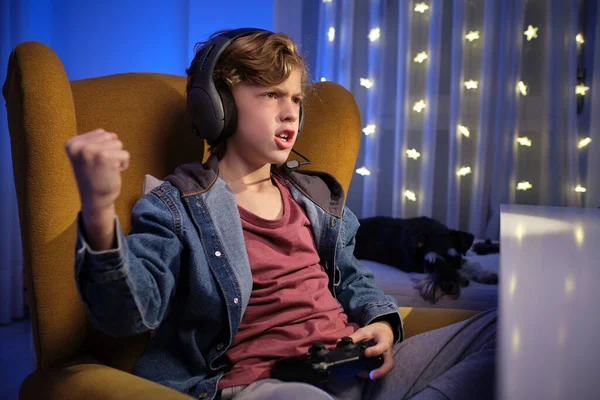 Ausdrucksstarker Lockiger Junge Mit Kopfhörern Der Auf Einem Bequemen Sessel — Stockfoto