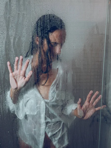 Através Vidro Fêmea Sensível Com Cabelo Molhado Tocando Porta Molhada — Fotografia de Stock