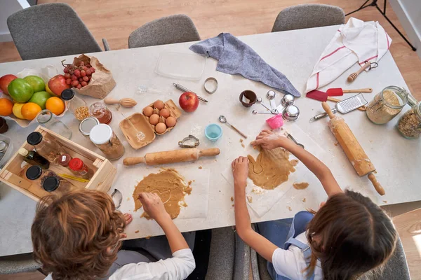 Зверху Анонімних Дітей Роблять Солодке Домашнє Печиво Брудним Столом Різним — стокове фото