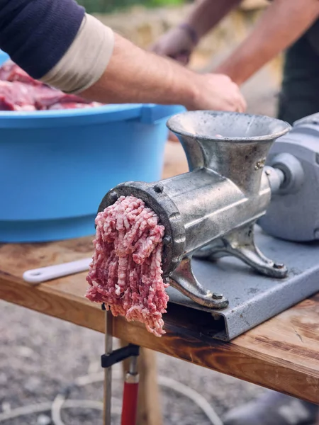 木桌上有力的金属切肉机对自然界中带有一碗切肉的男性作物的选择性聚焦 — 图库照片