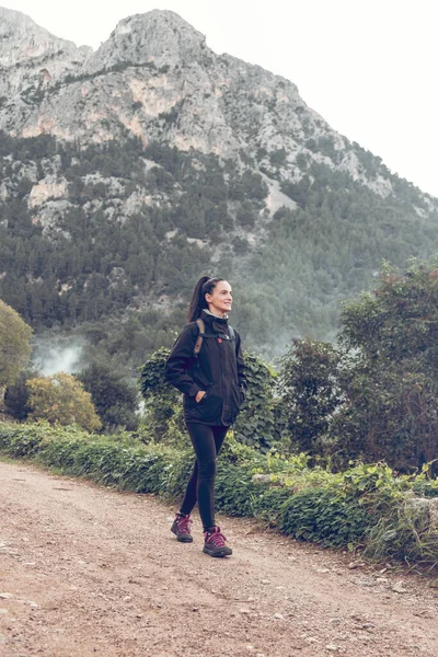 Sidovy Över Kvinnliga Resenären Casual Kläder Promenader Vägen Mot Berget — Stockfoto