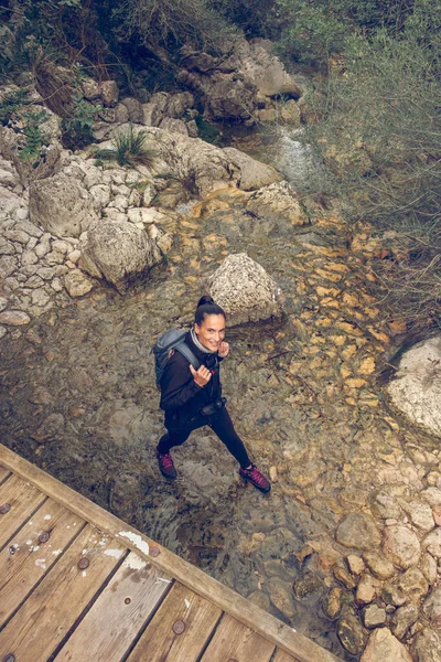 在西班牙马略卡岛索勒地区Biniaraix地区的溪流附近 一群身披背包在石质地形上漫步的年轻女性游客从上到下 — 图库照片