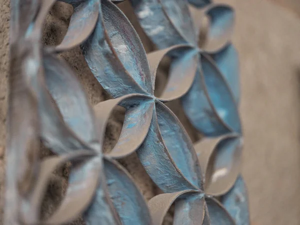 研修会の床に置かれた青いペンキが付いている手作りのタイルを作るための金属の荒い装飾的な型の上からの閉鎖 — ストック写真