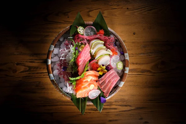 Vista Superior Sashimi Saudável Saboroso Com Legumes Ervas Servidos Tigela — Fotografia de Stock