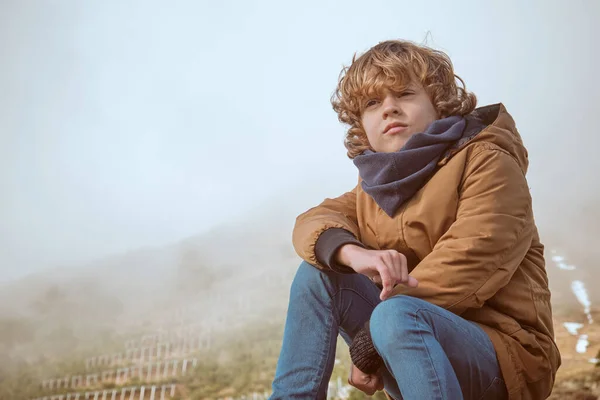 증기로 계곡에 따뜻한 심각한 소년과 풍경을 즐기는 — 스톡 사진