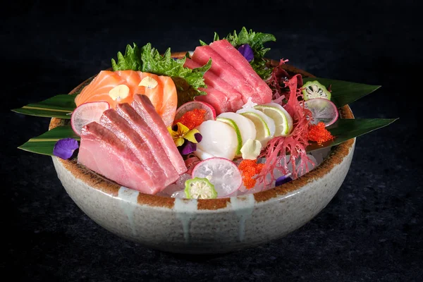 Chutný Čerstvý Losos Tuňák Sashimi Hřebenatkami Podávané Keramické Míse Ředkvičkami — Stock fotografie