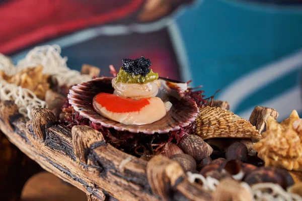 Kulit Kepala Segar Yang Dilapisi Dengan Kaviar Hitam Disajikan Atas — Stok Foto