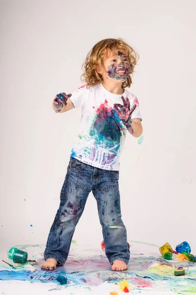 Celé Tělo Pozitivní Bosý Chlapec Pokrytý Barevnými Barvami Dívá Pryč — Stock fotografie