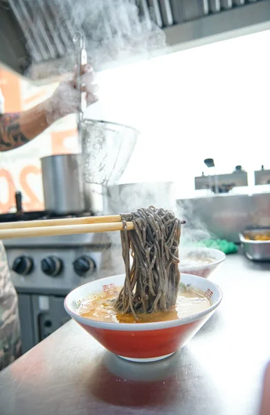 Crop Anonieme Getatoeëerde Mannelijke Chef Kok Toevoegen Gekookte Soba Spaghetti — Stockfoto