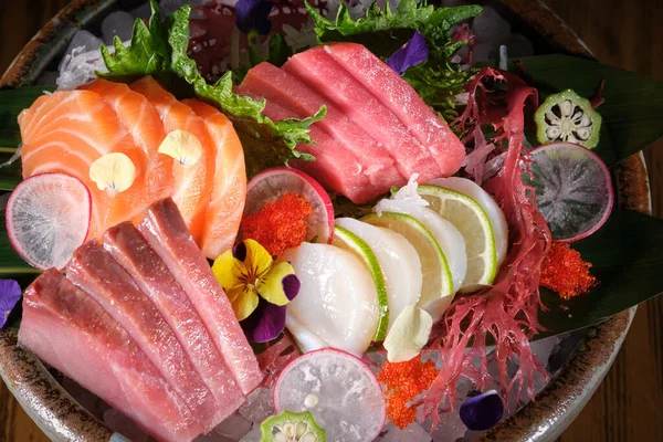 Верхний Вид Вкусные Сашими Разнообразными Свежими Овощами Морепродуктами Подается Тарелке — стоковое фото