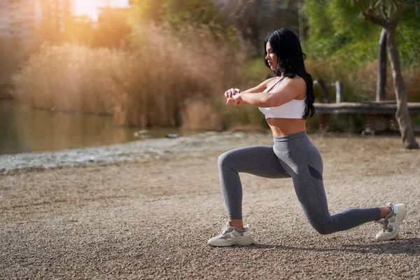Junge Sportlerin Macht Kniebeugen Fitnesstraining — Stockfoto