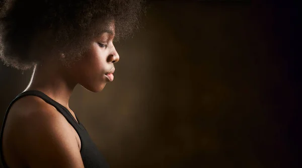 Menina Étnica Jovem Com Penteado Afro Visto Lado — Fotografia de Stock