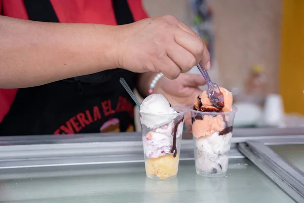 Spanyol Bir Yetişkin Kadın Sokakta Elinde Kaşıkla Dondurma Topları Servis — Stok fotoğraf