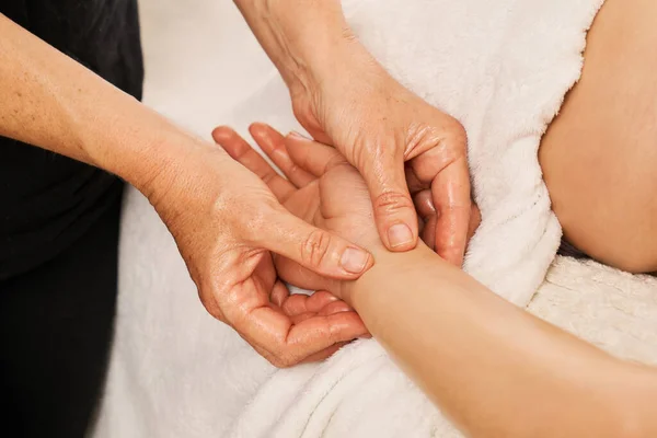 Terapist Bir Kadının Ellerine Masaj Yapıyor Gerginliği Acıyı Azaltmak Için — Stok fotoğraf