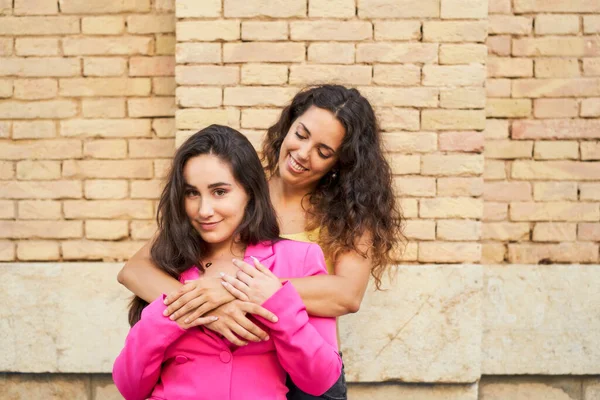 Due Giovani Amiche Abbracciano Sorridendo Con Gioia All Incontro — Foto Stock