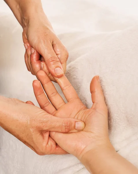 Terapist Bir Kadının Ellerine Masaj Yapıyor Gerginliği Acıyı Azaltmak Için — Stok fotoğraf