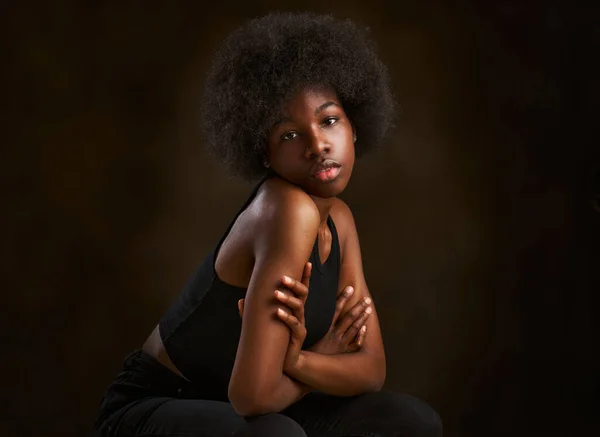 Jovem Menina Étnica Feliz Com Penteado Afro Sentado Com Braços — Fotografia de Stock