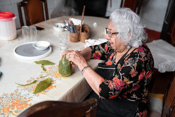 Een Oudere Mexicaanse Vrouw Schilt Een Vers Gekookte Chayote Voor — Stockfoto