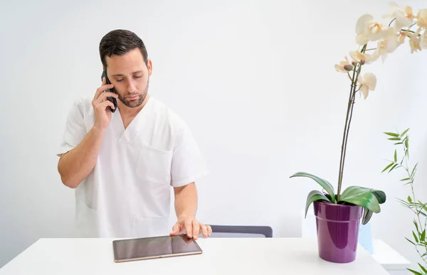 Physiothérapeute Occupant Ses Patients Par Téléphone — Photo