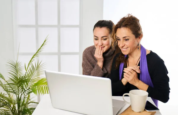Lachende Vrienden Chatten Internet Laptop Met Een Andere Vriend Die — Stockfoto
