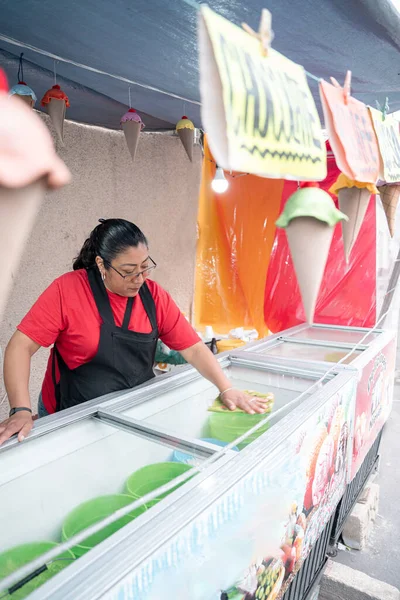 Hispanic Woman Cleaning Ice Cream Freezer Her Street Market Stall — Stock Photo, Image