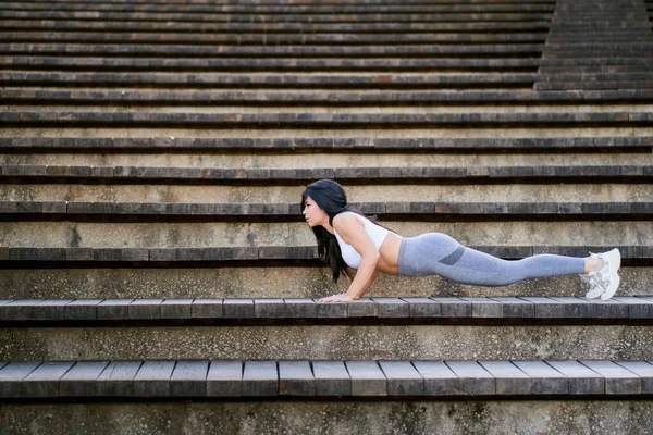 Jovem Atleta Fitness Feminino Fazendo Flexões Uma Escada Degrau Madeira — Fotografia de Stock