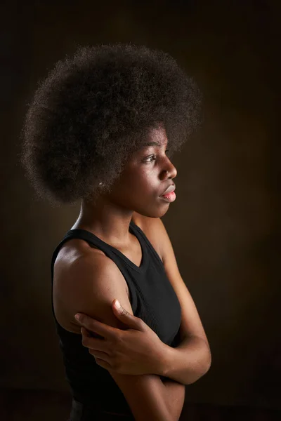 Menina Étnica Jovem Com Penteado Afro Visto Lado — Fotografia de Stock