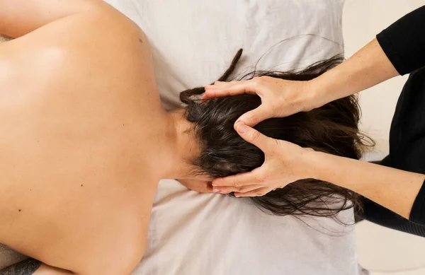 Vrouw Geeft Een Hoofd Massage Ontspannen Stress Verlichten — Stockfoto