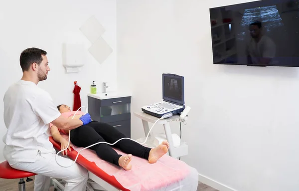 Fysioterapeut Som Utför Ultraljudsundersökning För Behandling Bäckenbotten — Stockfoto