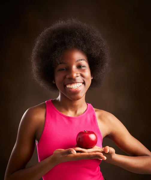 Молода Етнічна Жінка Афро Зачіскою Щаслива Яблуком Серці Здорове Харчування — стокове фото
