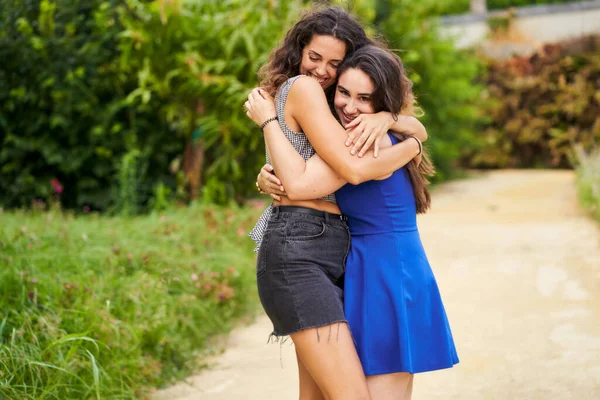 Due Amici Sorridenti Abbracciano Dopo Essersi Incontrati Nel Parco — Foto Stock