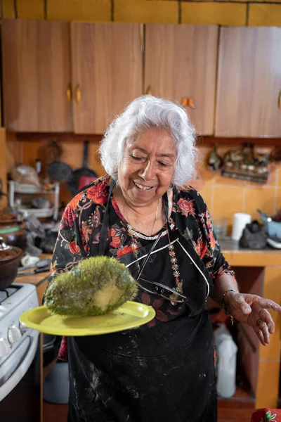 Portrait Senior Mexican Woman Smiling Showing Fresh Cooked Chayote Concept — Fotografia de Stock