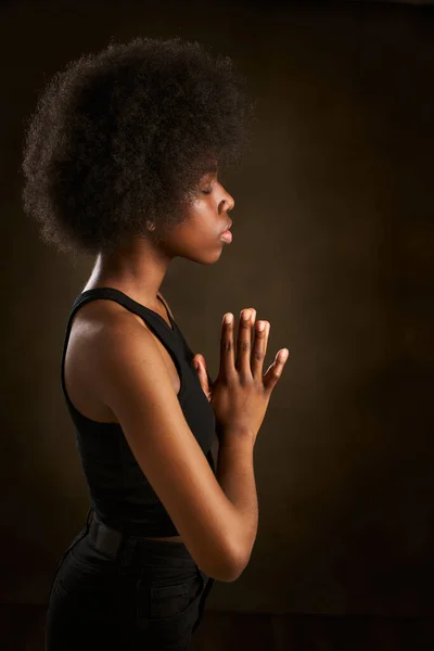 Menina Étnica Jovem Com Penteado Afro Visto Perfil Com Mãos — Fotografia de Stock