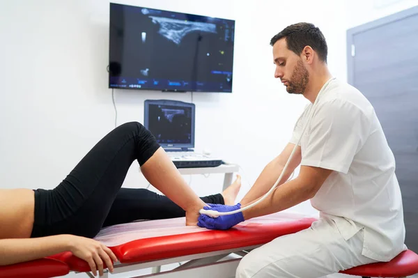 Fysioterapeut Som Utför Ett Ultraljud Vristen För Att Kontrollera Skadan — Stockfoto