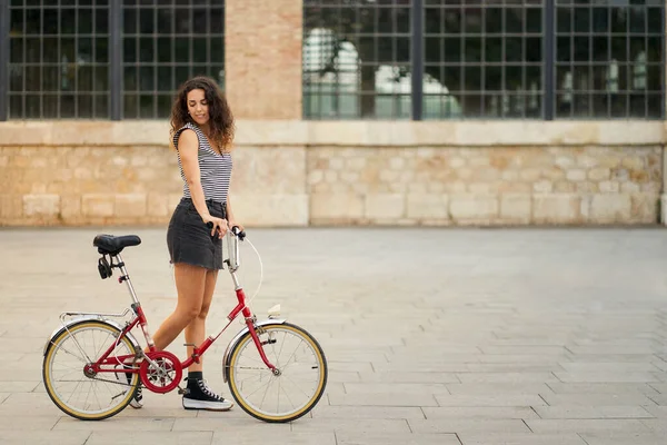 Young Woman Rides Her Bicycle Pedestrian Plaza Her Hand Her — Stock Photo, Image