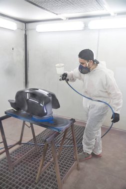 Erkek uzman koruyucu eldivenler ve maskeli motosiklet tankı hafif atölyede profesyonel sprey tabanca ile