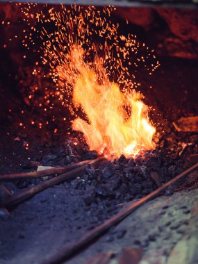 Demirci atölyesinde çalışırken kızgın fırında maşa ısıtan isimsiz bir nalbanttı.