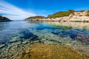 Güzel masmavi deniz suyuyla Cala Portinax Körfezi