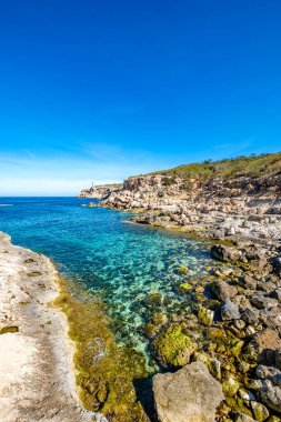 Güzel masmavi deniz suyuyla Cala Portinax Körfezi