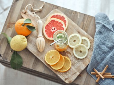 Yukarıdan gelen çeşitli sitruslardan yapılmış limonata ve nane yaprağı karışımı dilimlenmiş meyvelerle servis edilmiş.