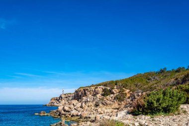 Güzel masmavi deniz suyuyla Cala Portinax Körfezi