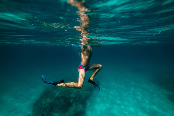 Вид Збоку Урожай Анонімний Хлопчик Підліток Плаває Лапах Під Водою — стокове фото
