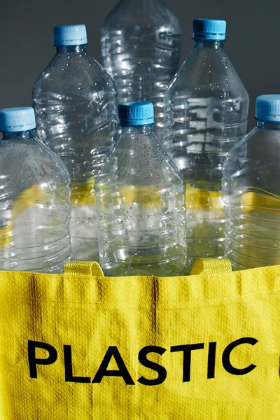 Gelber Sack Gefüllt Mit Plastikflaschen Säcken Für Getrennten Müll Der — Stockfoto