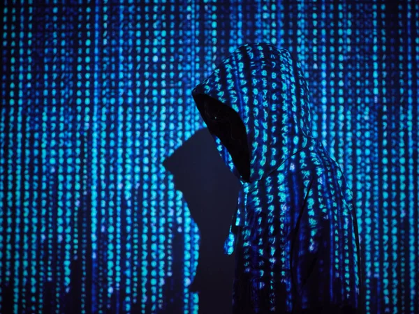 Вид Сбоку Анонимного Хакера Толстовке Стоящего Синей Проекции Кода Программирования — стоковое фото