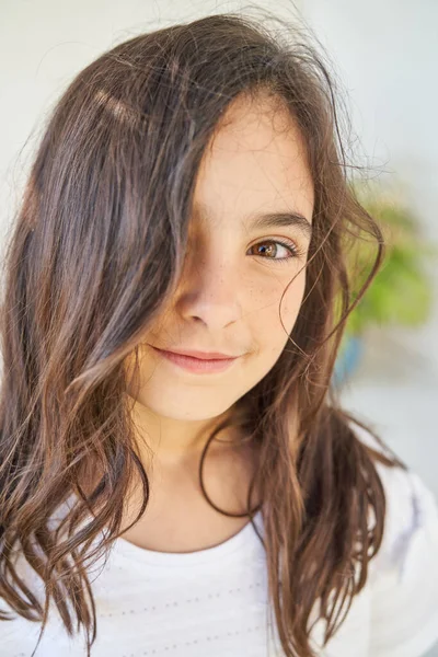 Πορτρέτο Του Αξιολάτρευτο Preteen Κορίτσι Μακριά Σκούρα Μαλλιά Και Καφέ — Φωτογραφία Αρχείου