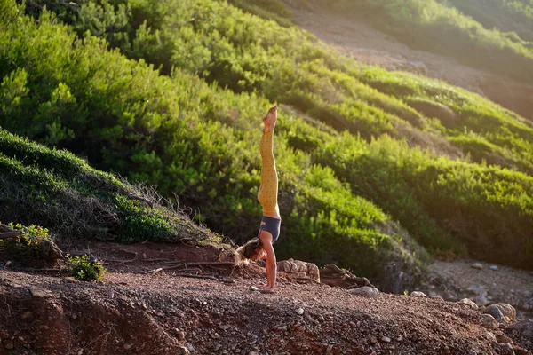 Spor Kıyafetli Kadın Sporcu Adho Mukha Vrikshasana Poz Verirken Yogayı — Stok fotoğraf