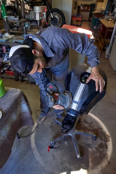 Voller Körper Von Professionellen Männlichen Mechaniker Arbeitskleidung Polieren Motorrad Kraftstofftank — Stockfoto