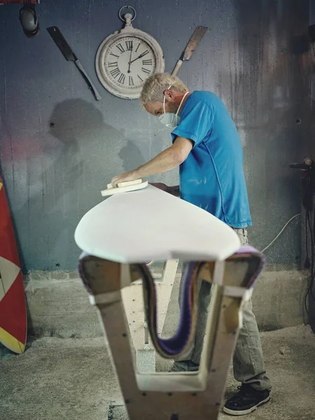 Sörf Tahtasının Kenarlarını Zımparalarken Geleneksel Stüdyosunda Çalışan Sarı Saçlı Solunum — Stok fotoğraf